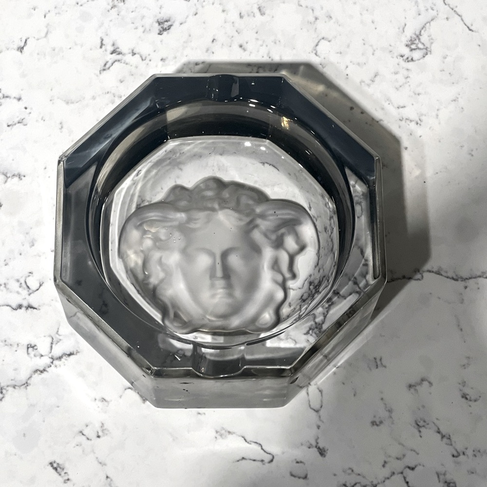 VERSACE MEETS ROSENTHAL MEDUSA CRYSTAL LUMIERE HAZE ASHTRAY DIAM. 6.30 INCHES